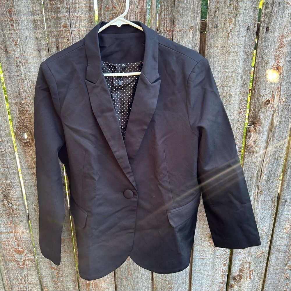 Unbranded blazer with attached shoulder pads. Add is xl.